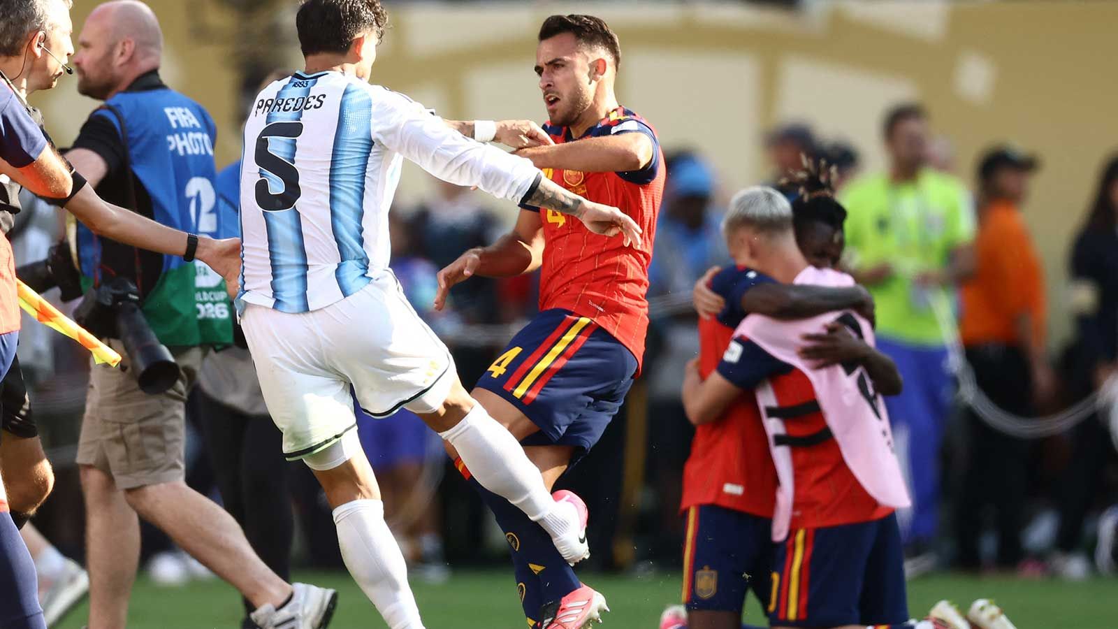 Spagna-Argentina, rissa dopo il fischio finale: cos'è successo e l'espulsione di Paredes per la manata a Gavi