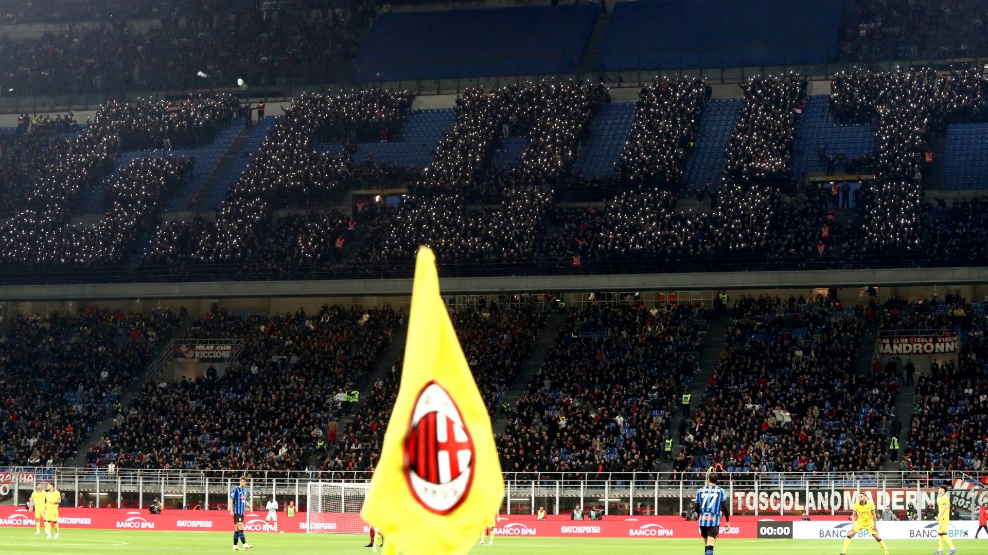 La Curva Sud contesta in Milan-Atalanta: cori, striscioni e coreografia contro Furlani. Bordate di fischi per i giocatori, gli ultras lasciano San Siro