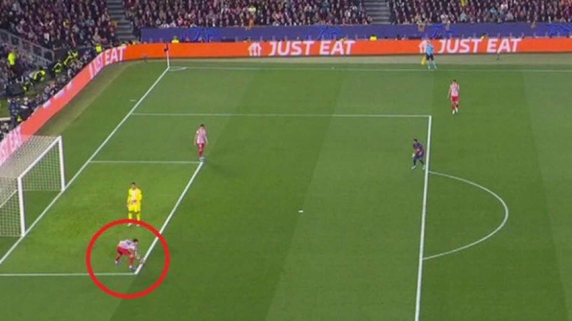 Calcio di rigore ed espulsione a favore negata al Barcellona? Pubill ferma il pallone con la mano in area, cos'è successo