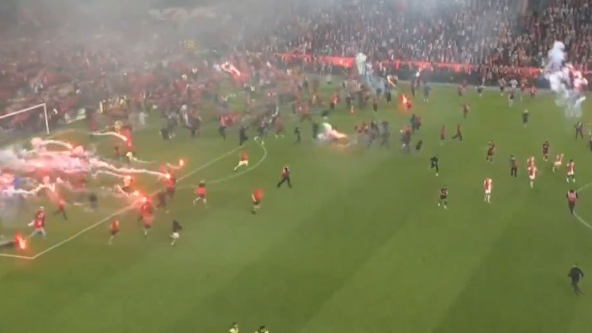 Slavia Praga-Sparta Praga, invasione dei tifosi e partita sospesa: a rischio la vittoria del campionato
