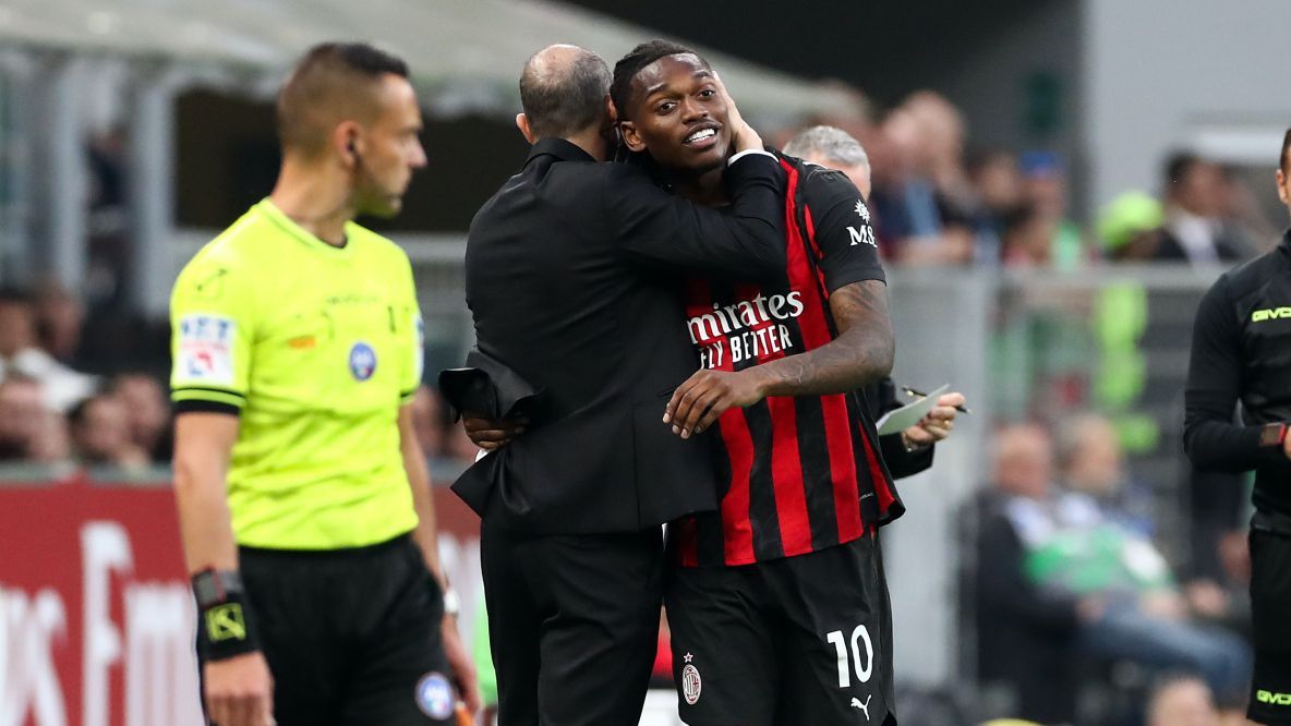 Milan, la confusione di Leao: esce dal campo, ma la sostituzione è dell'Udinese. Il retroscena