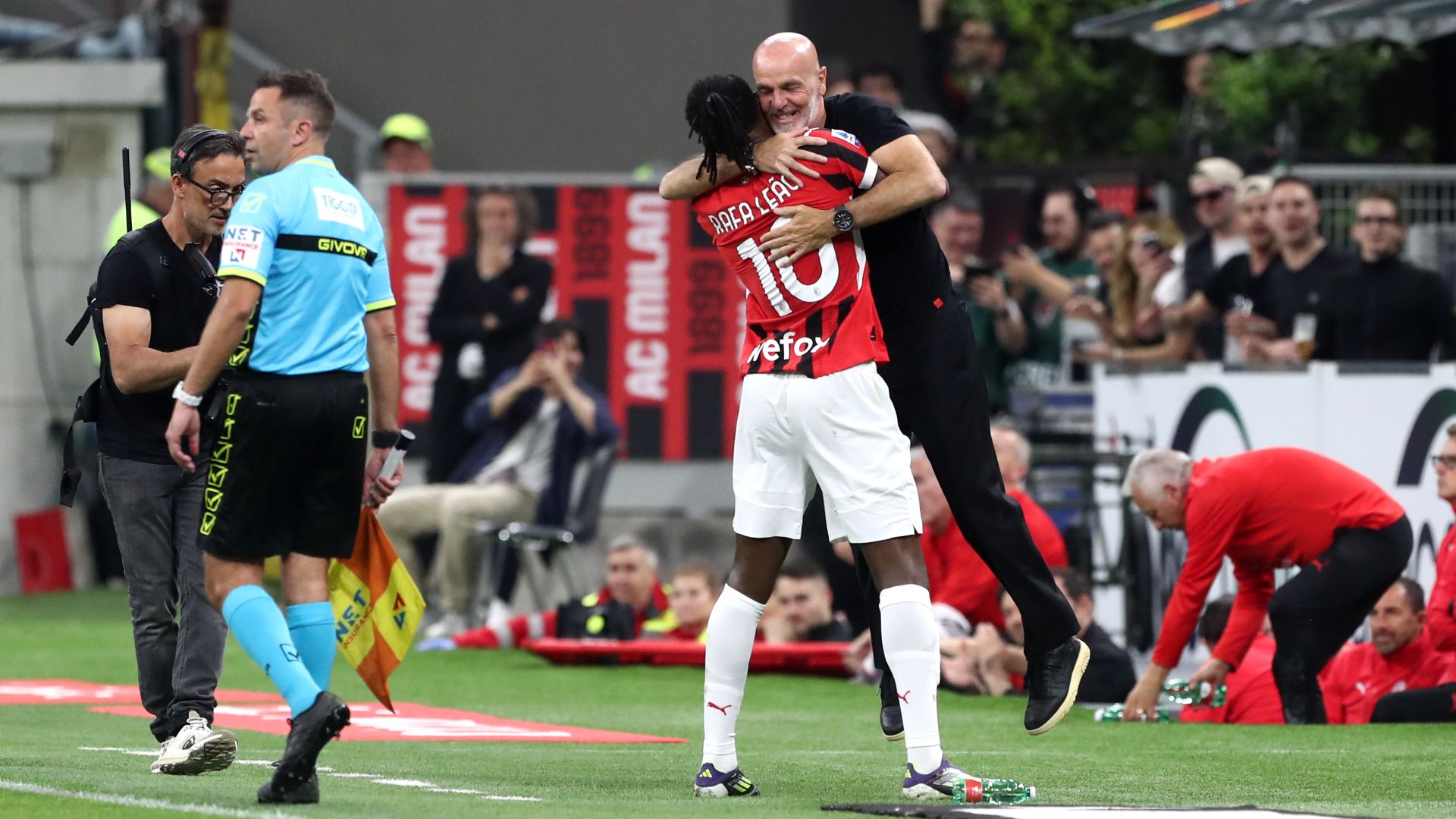 I sette anni di Leao al Milan: i dribbling, lo Scudetto da MVP, le critiche e le parole di addio