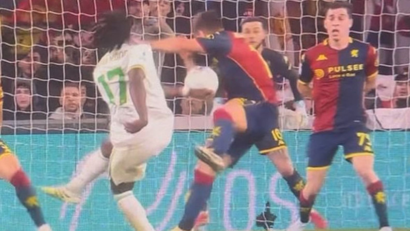 Open Var, Genoa-Roma: "Braccio fuori sagoma, c'era fallo di mano di Malinovskyi, negato un rigore evidente ai giallorossi"