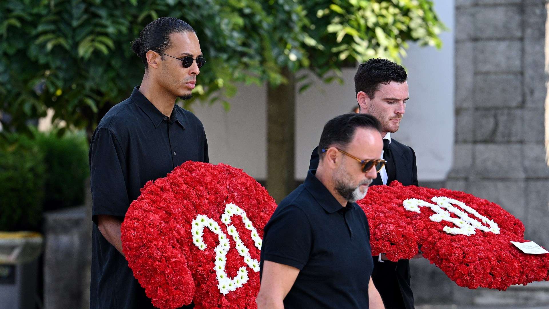 van dijk robertson liverpool 2025 26 omaggi floreali jota