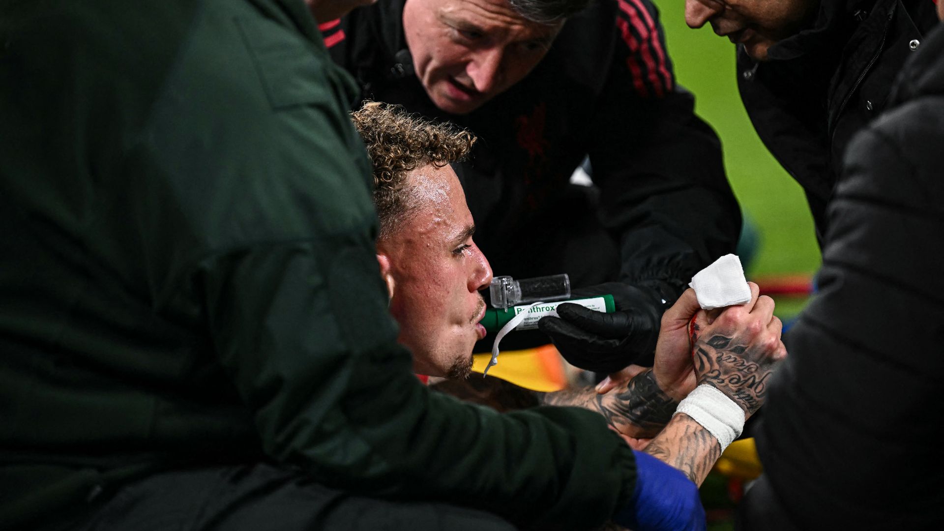 LANG FUORI PER UN TAGLIO ALLA MANO