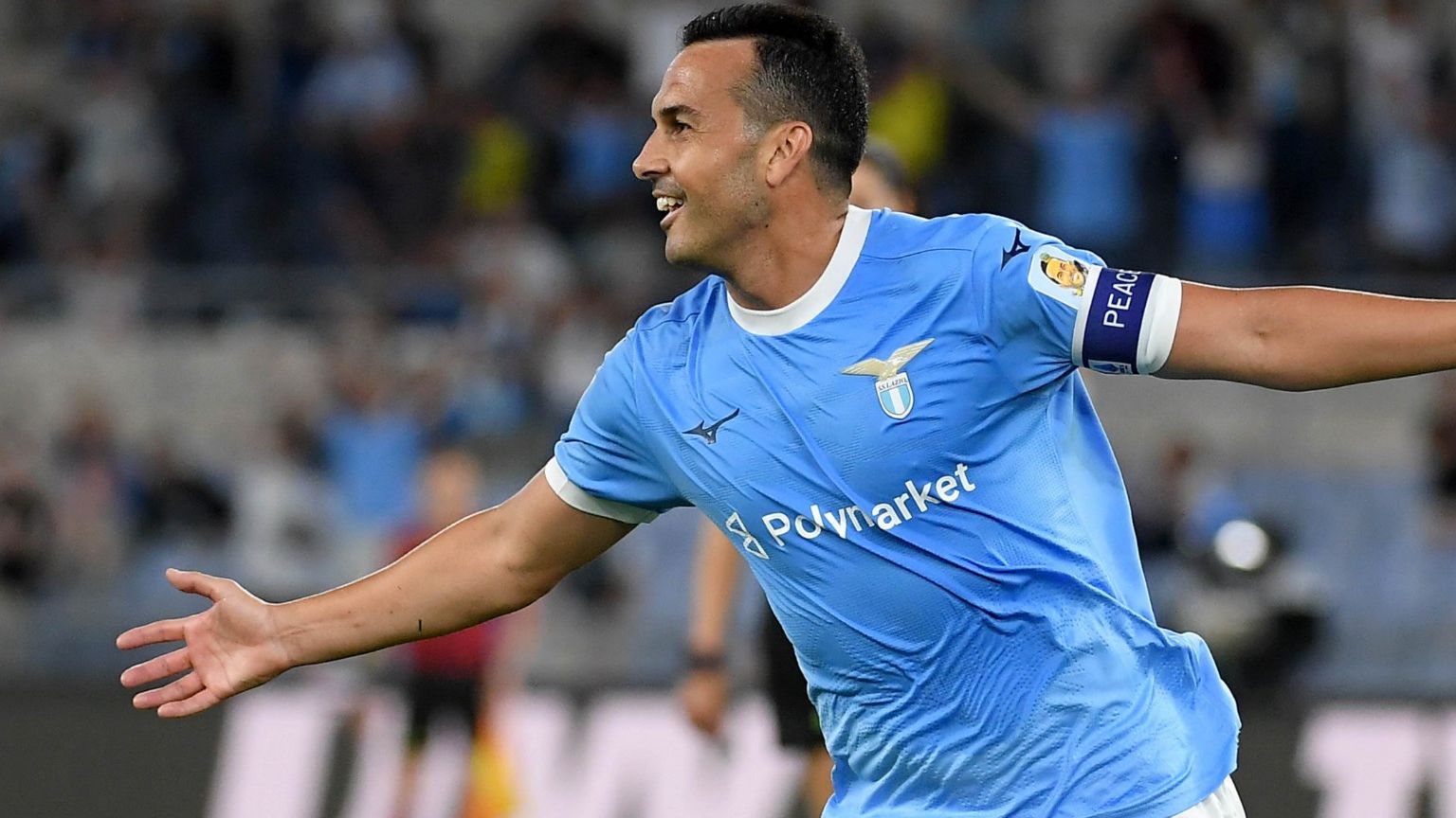 Pedro lascia la Lazio tra abbracci e occhi lucidi: Mourinho l'ha scaricato, Sarri gli ha allungato la carriera