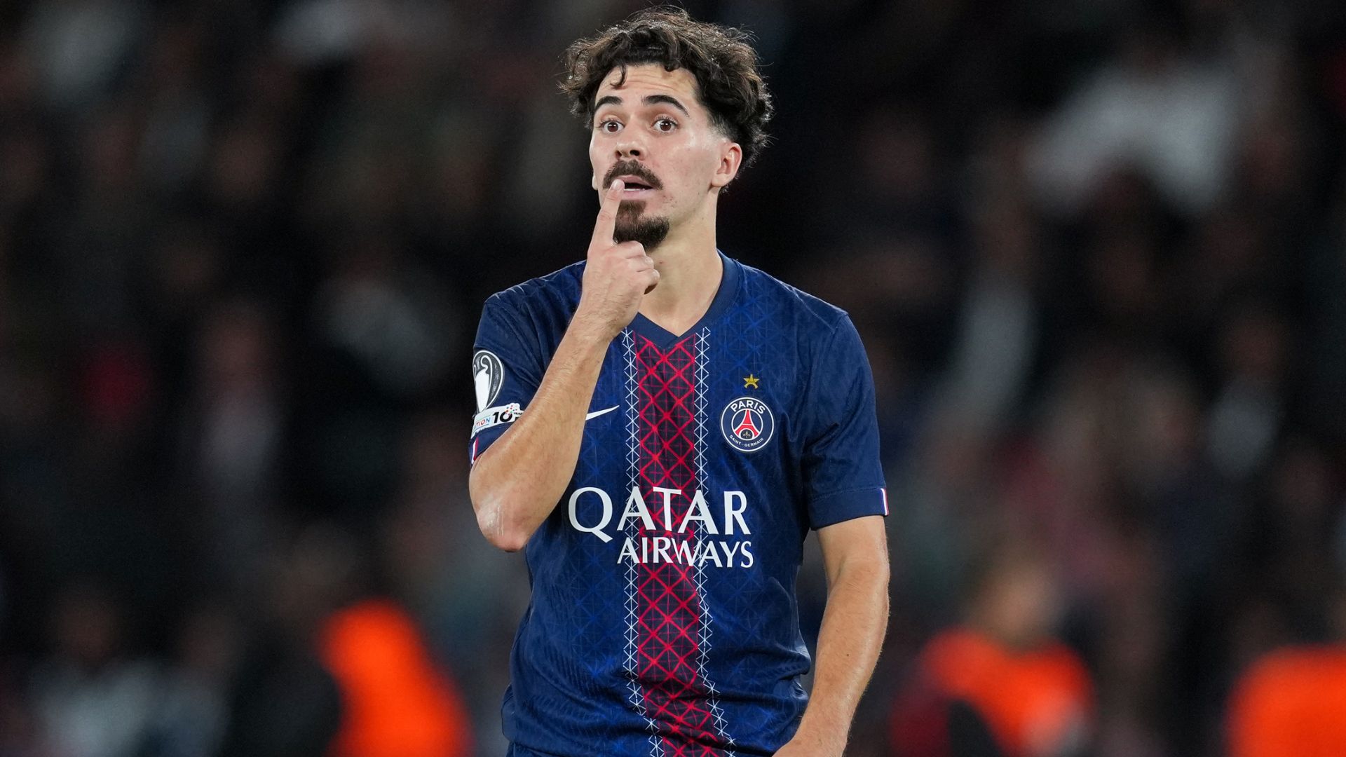 PSG, Vitinha contro il Pallone d'Oro: "Dobbiamo iniziare a guardare anche altri ruoli. 20 anni fa lo vincevano i difensori"