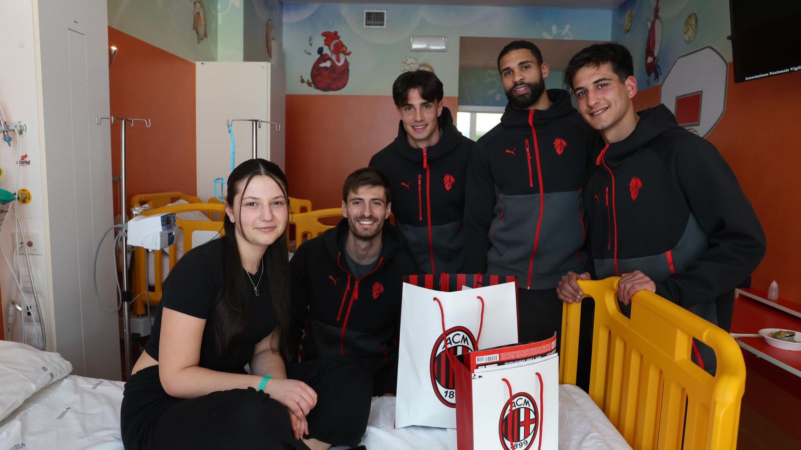 Milan, delegazione tra i baby pazienti: 