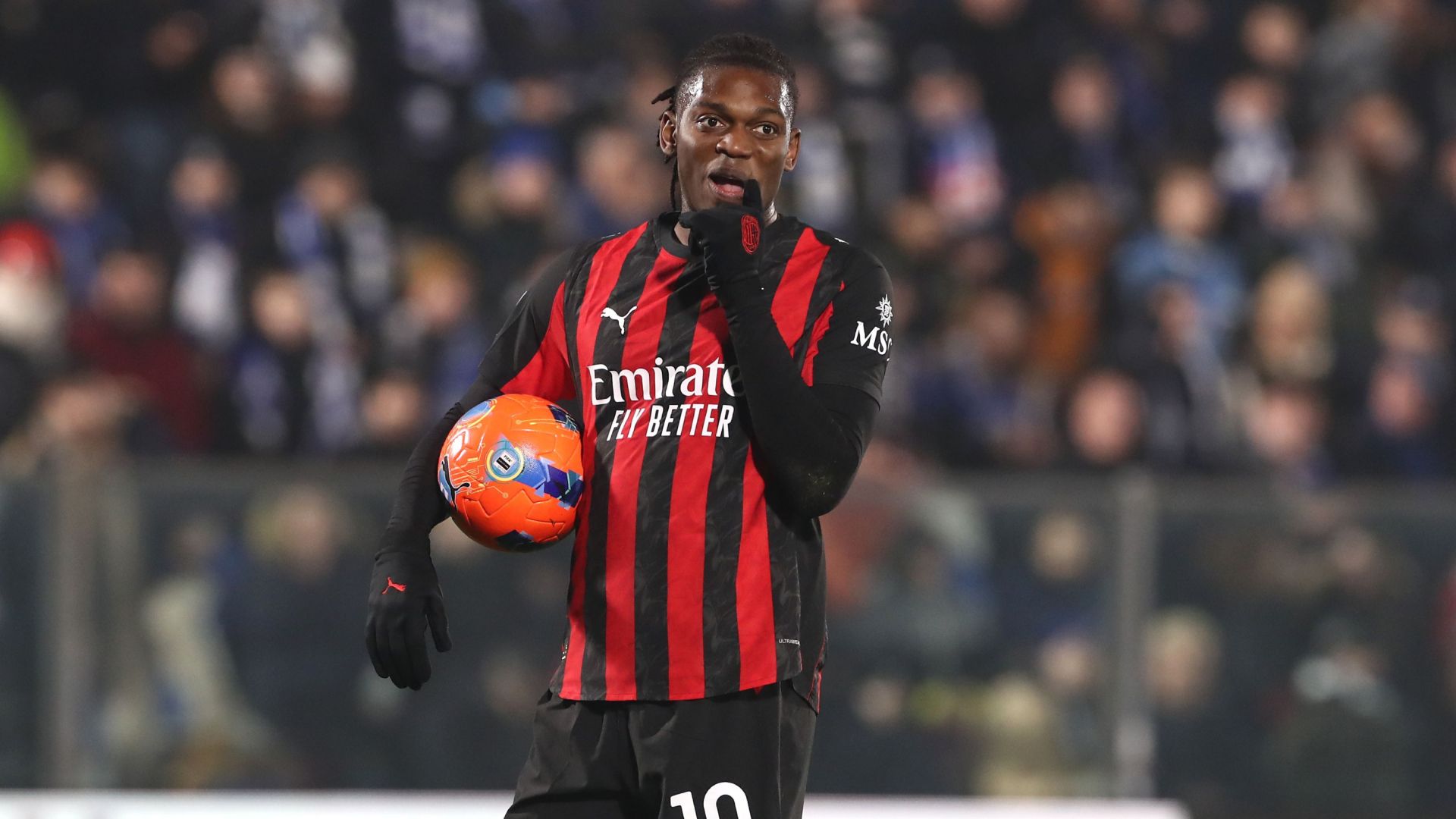 Milan, Leao: "Derby? Questione di vita o di morte, chiedo ai miei compagni di prenderla sul personale. Sento ancora un po' di fastidio per l'infiammazione... 20/25 goal? Dipende da me"