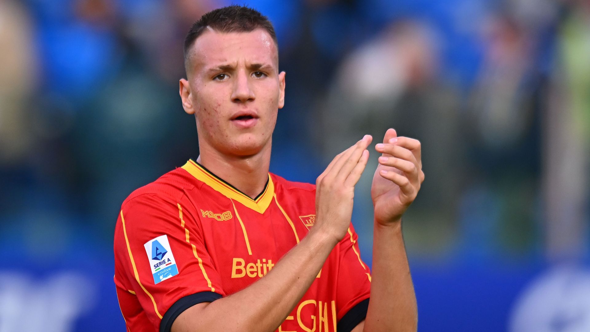 Lecce, si rivede Camarda: sarà allo stadio per la sfida con l'Atalanta, le ultime sul suo rientro