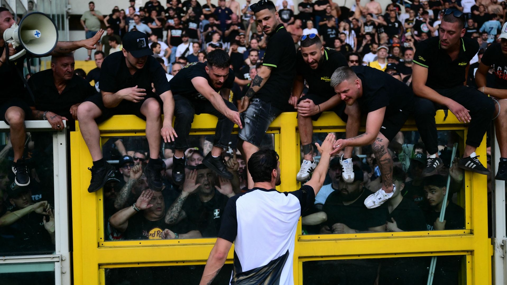 https://assets.calciomercato.com/images/v3/blt58e876314cacaaca/crop/MM5DCOJRHA5DCMBXHE5G433XMU5DCORQ/juve%20(3).jpg?quality=60&auto=webp&format=pjpg Scontri in Toro-Juve, stangata: trasferte vietate ai tifosi fino a novembre
