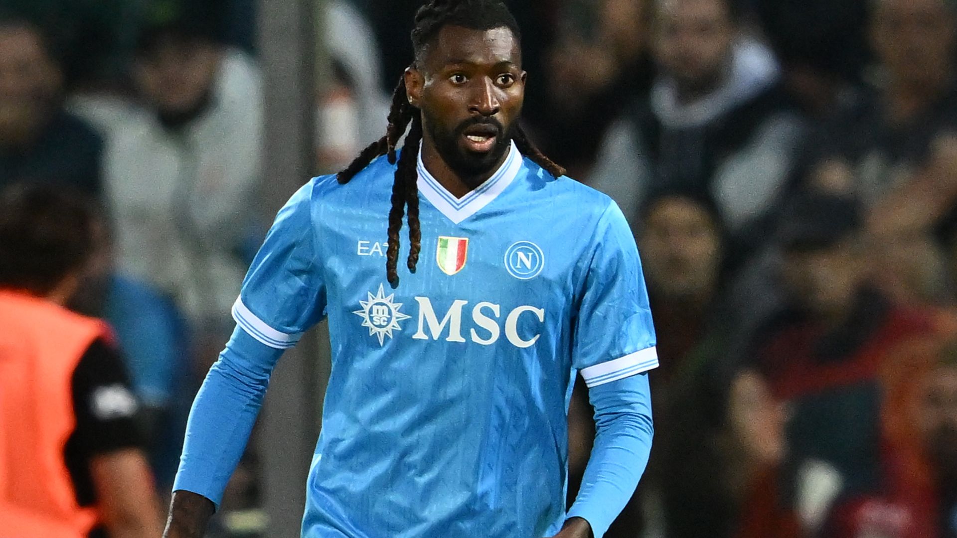 Anguissa verso il rinnovo con il Napoli: sfumano le sirene arabe. Accordo vicino per il centrocampista camerunese