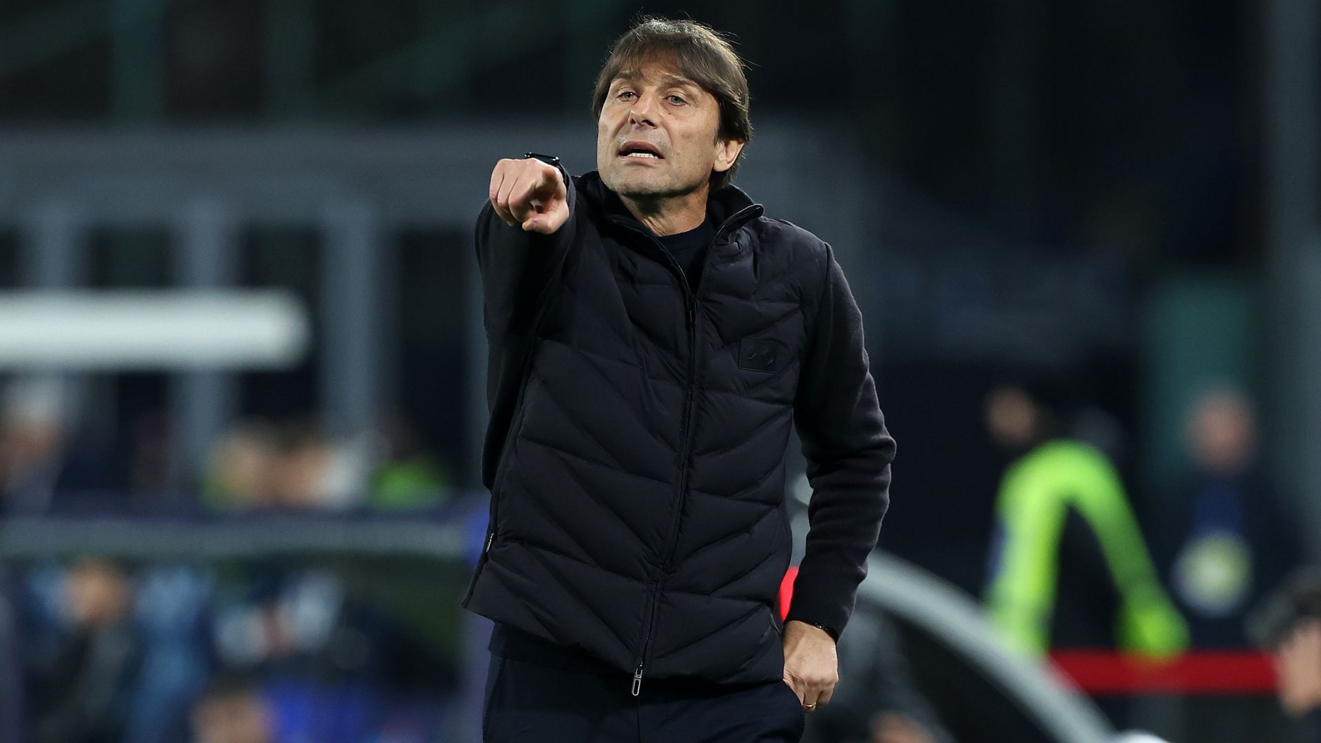 Napoli, Conte: "Non è una buona stagione per arbitri e VAR, Rocchi li deve migliorare". Poi lo scontro con l'opinionista: "Ma che domanda è?"