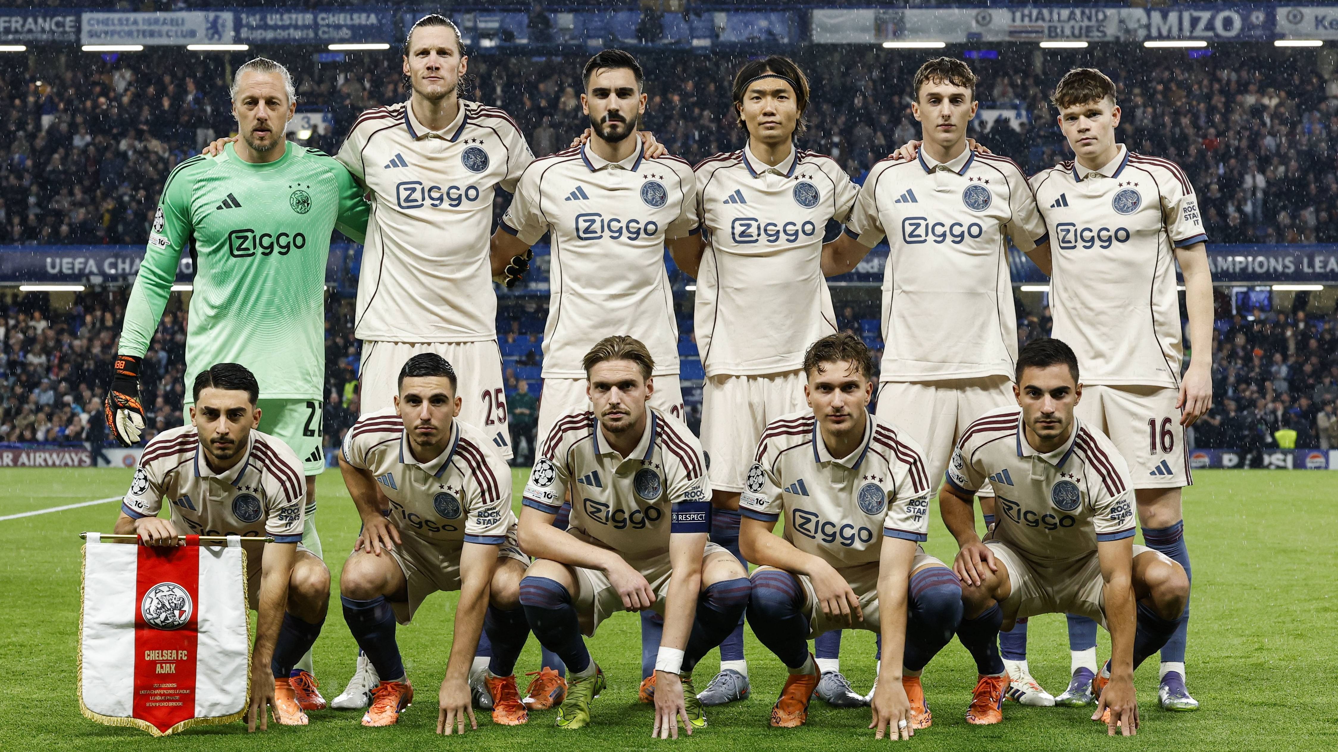 Nella crisi dell'Ajax: due vittorie nelle ultime dieci partite, Heitinga esonerato, la distanza da Psv e Feyenoord e cosa non funziona