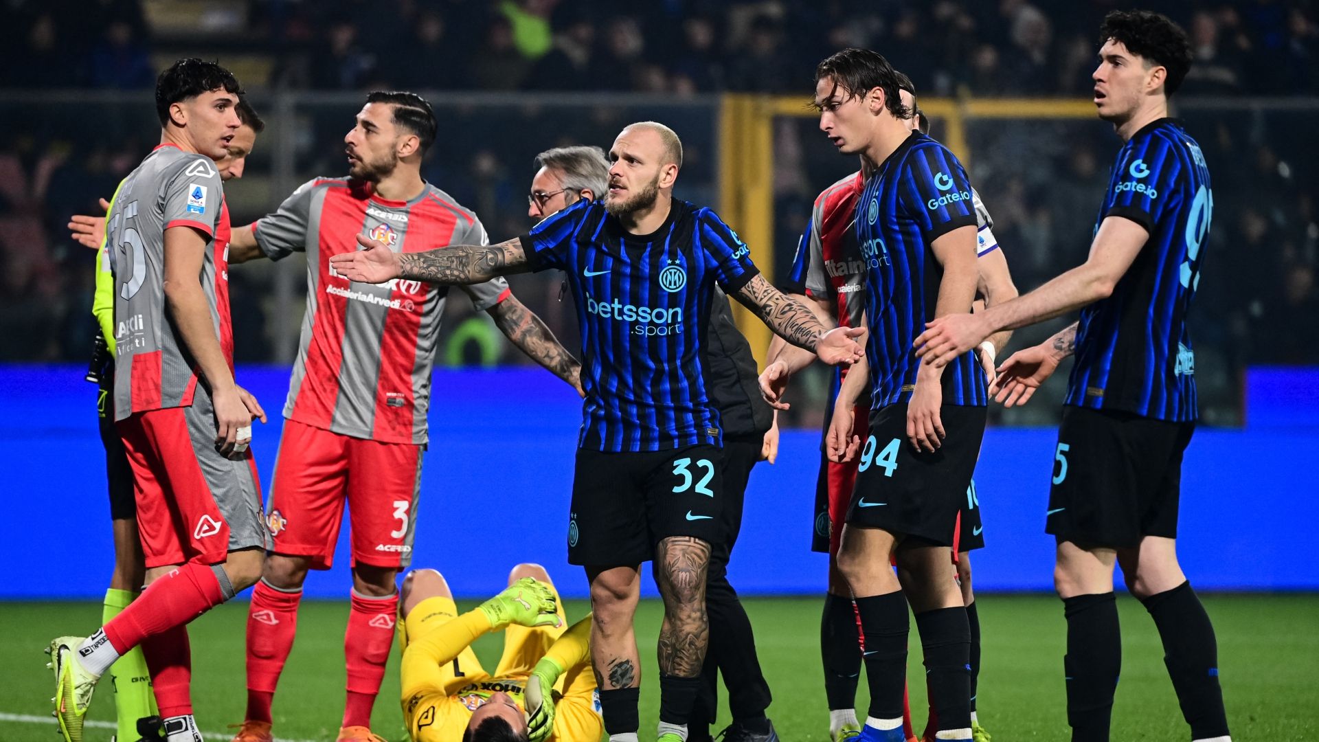 Arrestato il tifoso dell'Inter che avrebbe lanciato il petardo ad Audero: è un 19enne, membro dei Viking. In ospedale l'altro nerazzurro che ha perso le dita