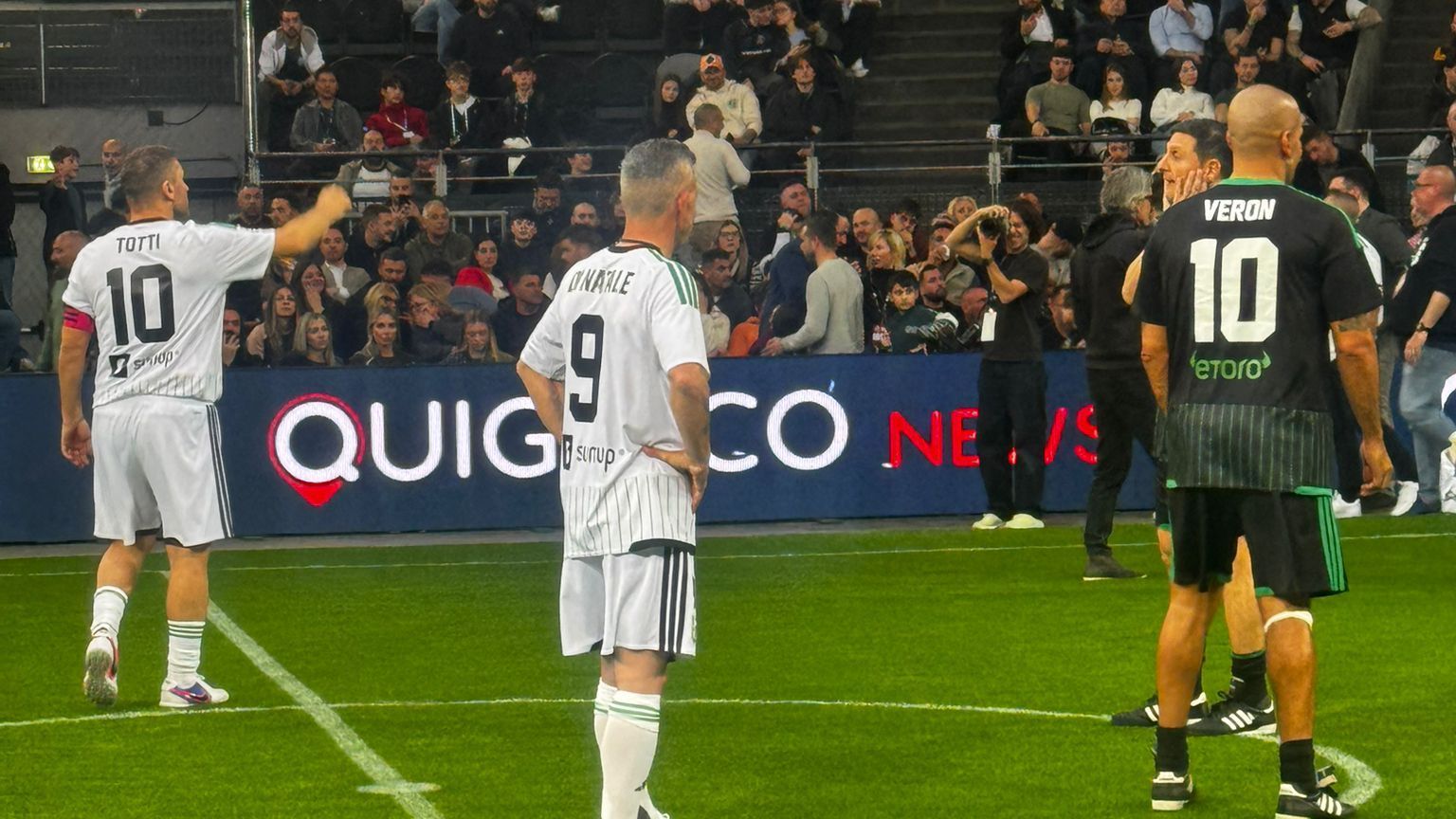 Goal ed emozioni al primo raduno indoor di Operazione Nostalgia: vince Zanetti, ovazioni per Totti e Nesta