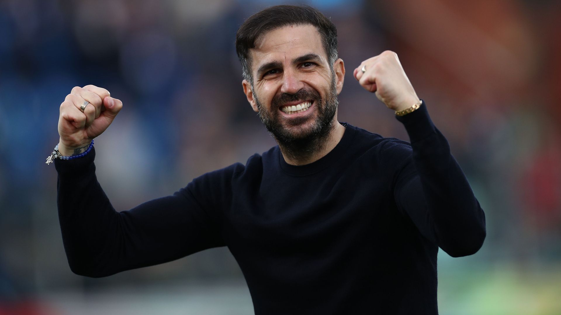 Nuova polemica di Fabregas: “Il Cagliari non ha bagnato il campo e l'erba era alta 1 metro. Per questo il Como non ha giocato”. Ma Pisacane non ci sta