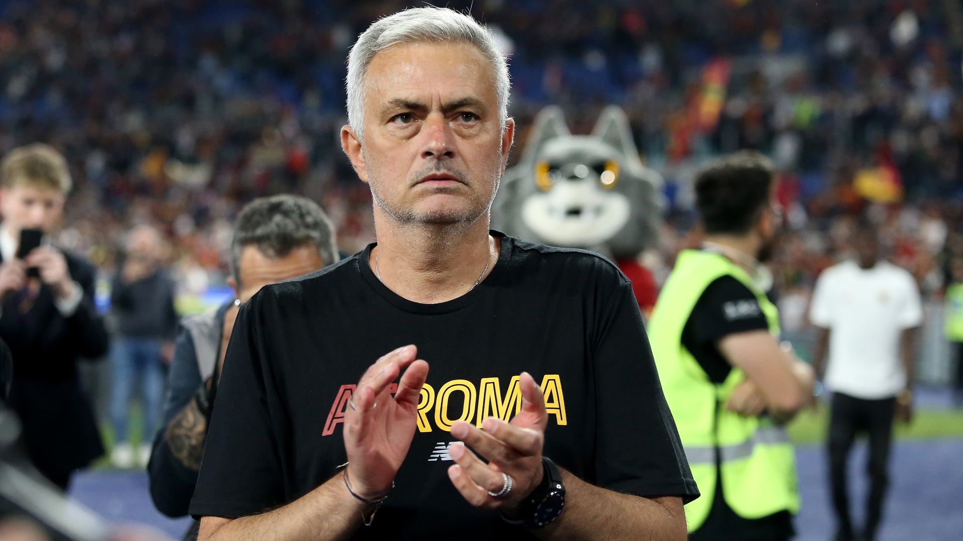 Mourinho torna all'Olimpico da avversario, standing ovation e striscioni: "Ave Mou"