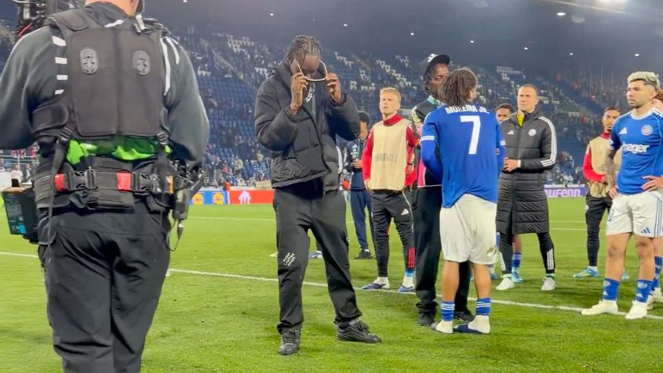 Caos a Strasburgo, Emegha con gli occhiali da sole prova a placare i tifosi: 