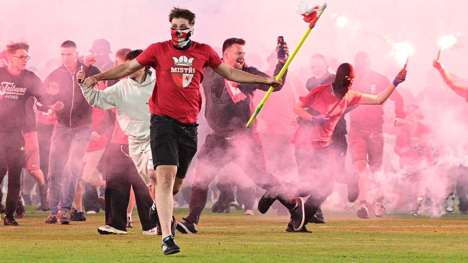 Caos dopo il derby di Praga, arrivano i provvedimenti: due giocatori via, Daspo a vita per gli ultras e rischio maxi sanzioni per lo Slavia