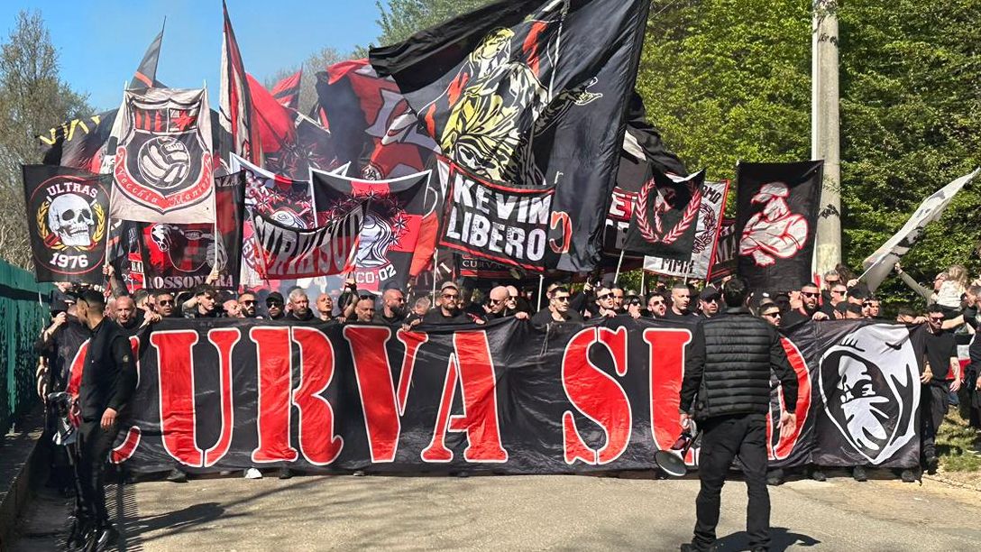 Milan-Atalanta, la contestazione della Curva Sud: da Furlani ai giocatori, ce n'è per tutti tra cori e striscioni