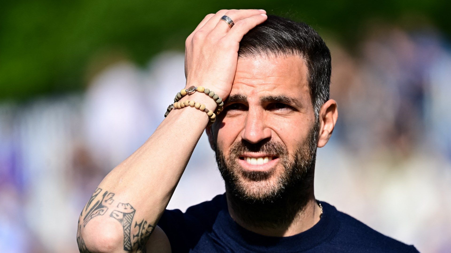 Como, Fabregas: “Inspiegabile quello che è successo, ce lo ricorderemo tra 20 anni. Oggi godiamo”. Poi viene travolto dai gavettoni e dalla festa dei giocatori in tv