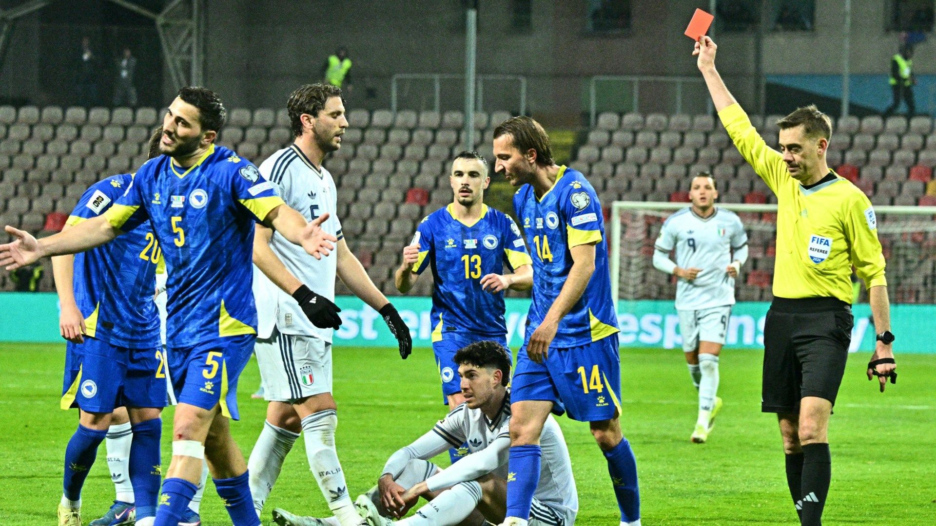 Bosnia-Italia, la MOVIOLA: giusto il rosso a Bastoni, Turpin grazia Muharemovic, solo giallo. Braccio di Dzeko sul goal del pari, convalidato