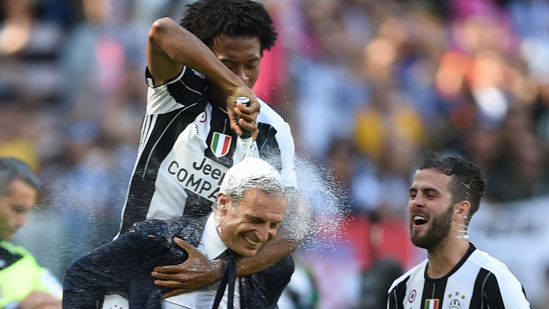 Allegri e il siparietto con Cuadrado: “Rigore? Se c’ero io in porta te lo paravo” Allegri e il siparietto con Cuadrado: “Rigore? Se c’ero io in porta te lo paravo”