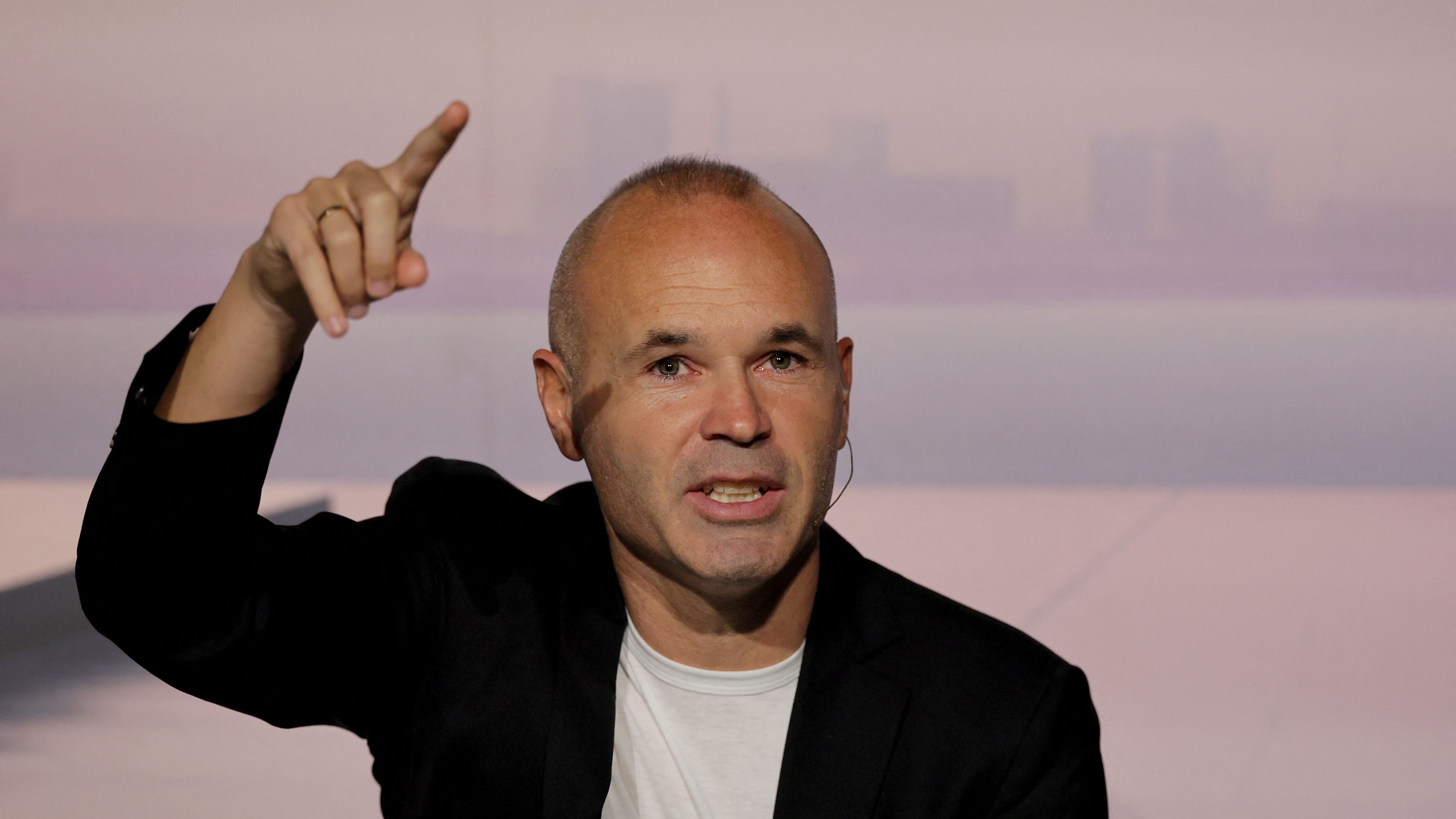 Iniesta inizia la carriera da allenatore: parte dagli Emirati Arabi Uniti con il Gulf United, in seconda serie