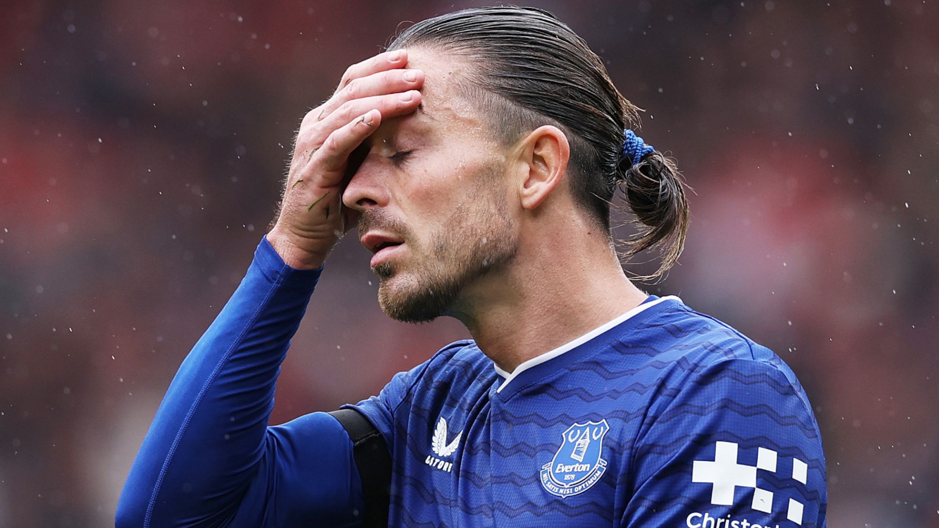 Jack Grealish, ci risiamo: fotografato mentre dorme ubriaco in un rooftop a Manchester