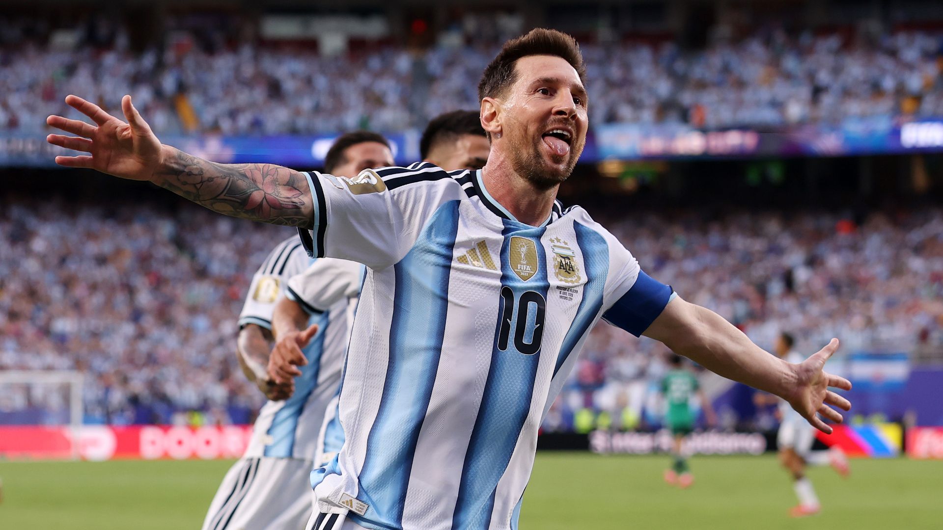 Messi regala la maglia numero 10 di Argentina-Svizzera a Roby Baggio: "Un dono prezioso, ti voglio bene amico mio"