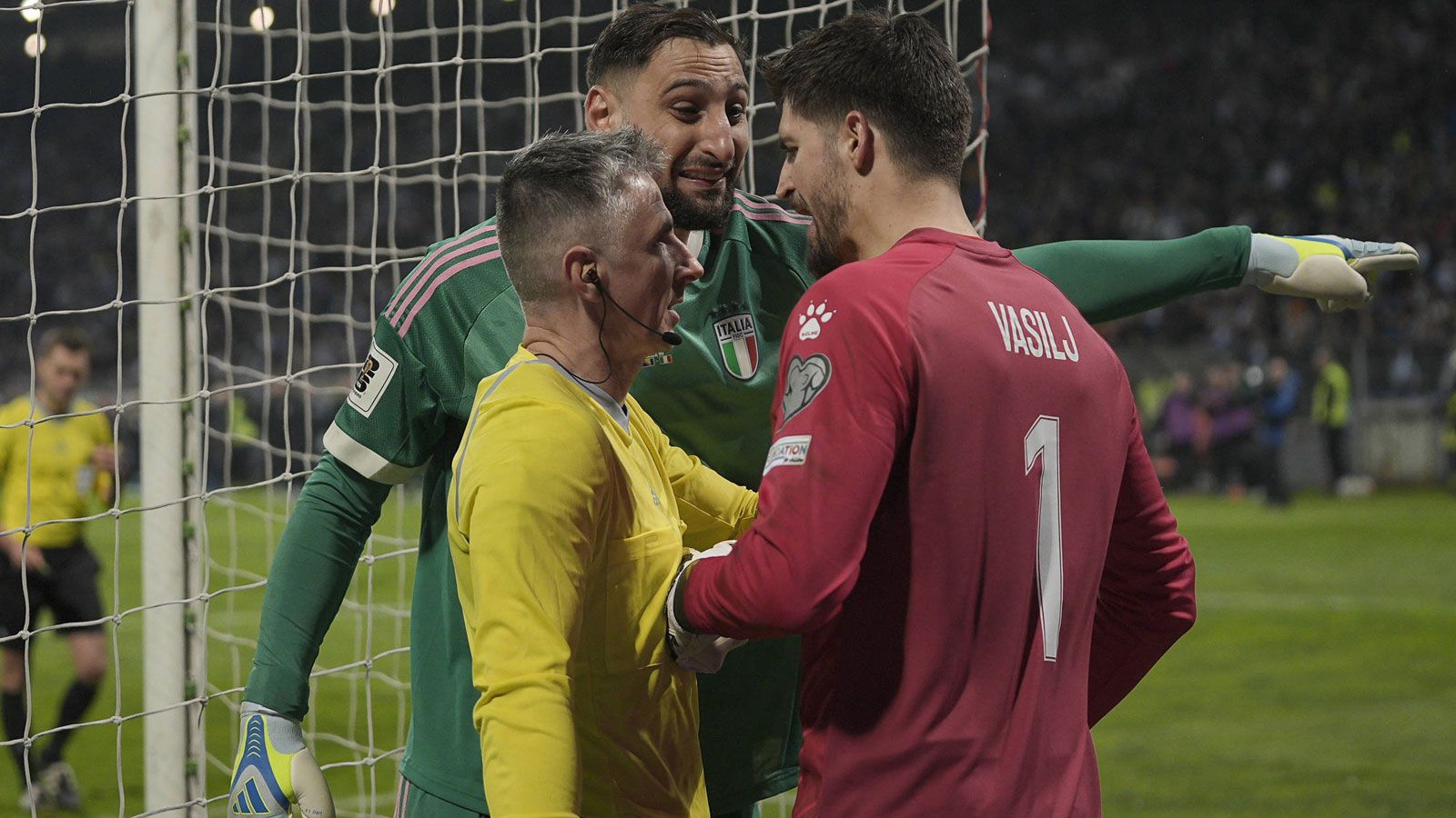 Bosnia-Italia, tra Donnarumma e Vasilj scontro per il foglietto sui rigori: cosa è successo