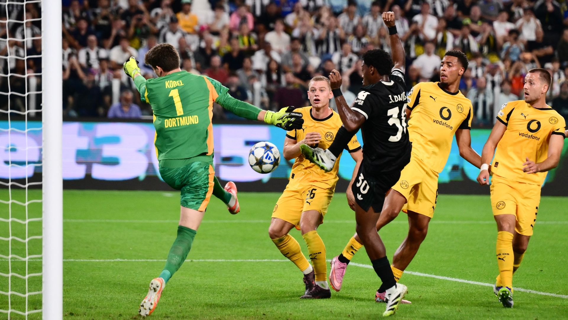 Juventus-Borussia Dortmund, la moviola LIVE: mano di Anton in area, il var non interviene