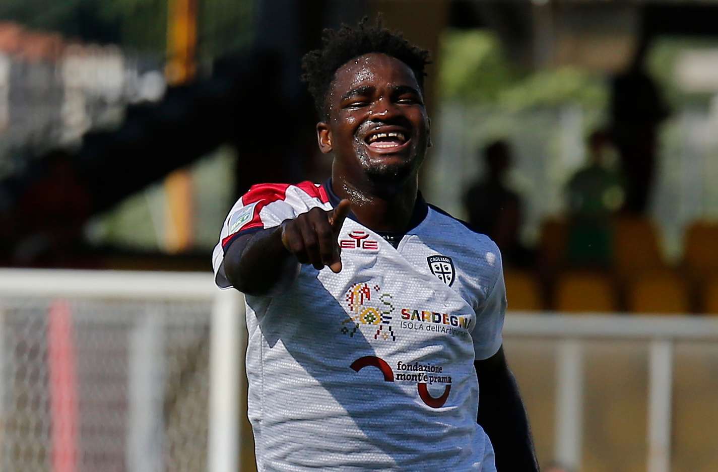 luvumbo.cagliari.esulta.2022.23.jpg