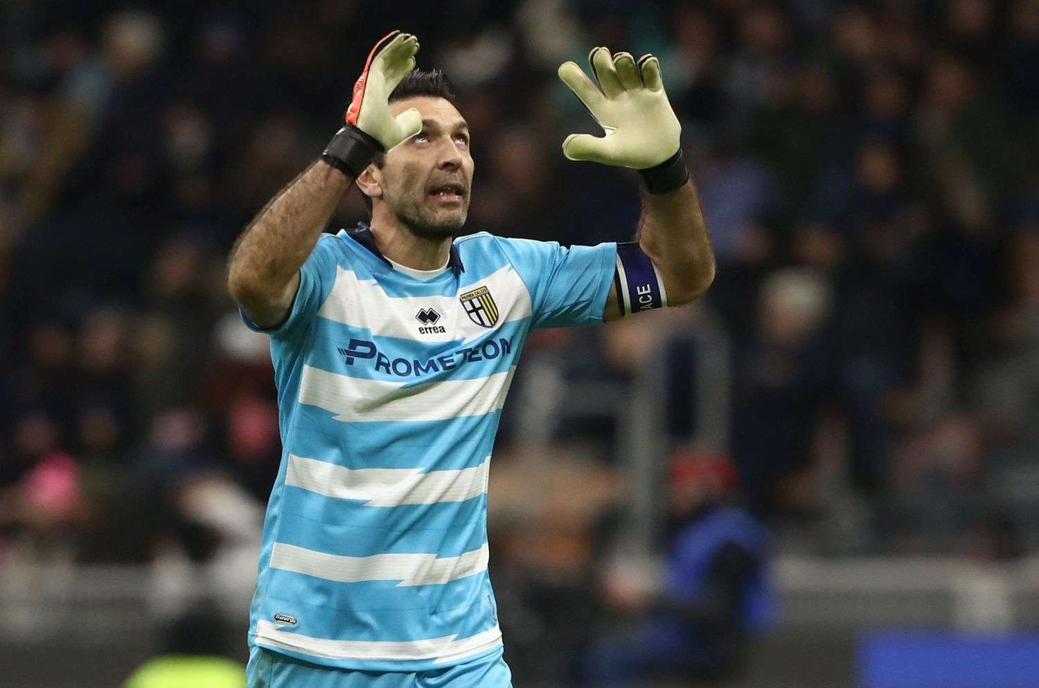 buffon.parma.inter.guarda.cielo.2022.23.jpg