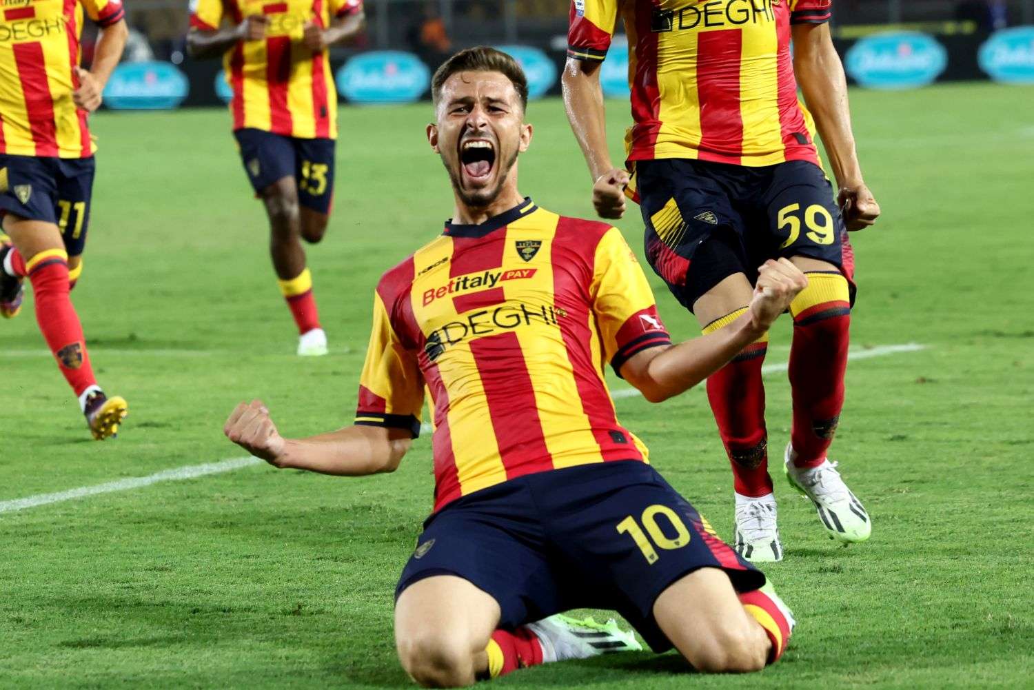 oudin.lecce.2023.24.esulta.ginocchio.jpg