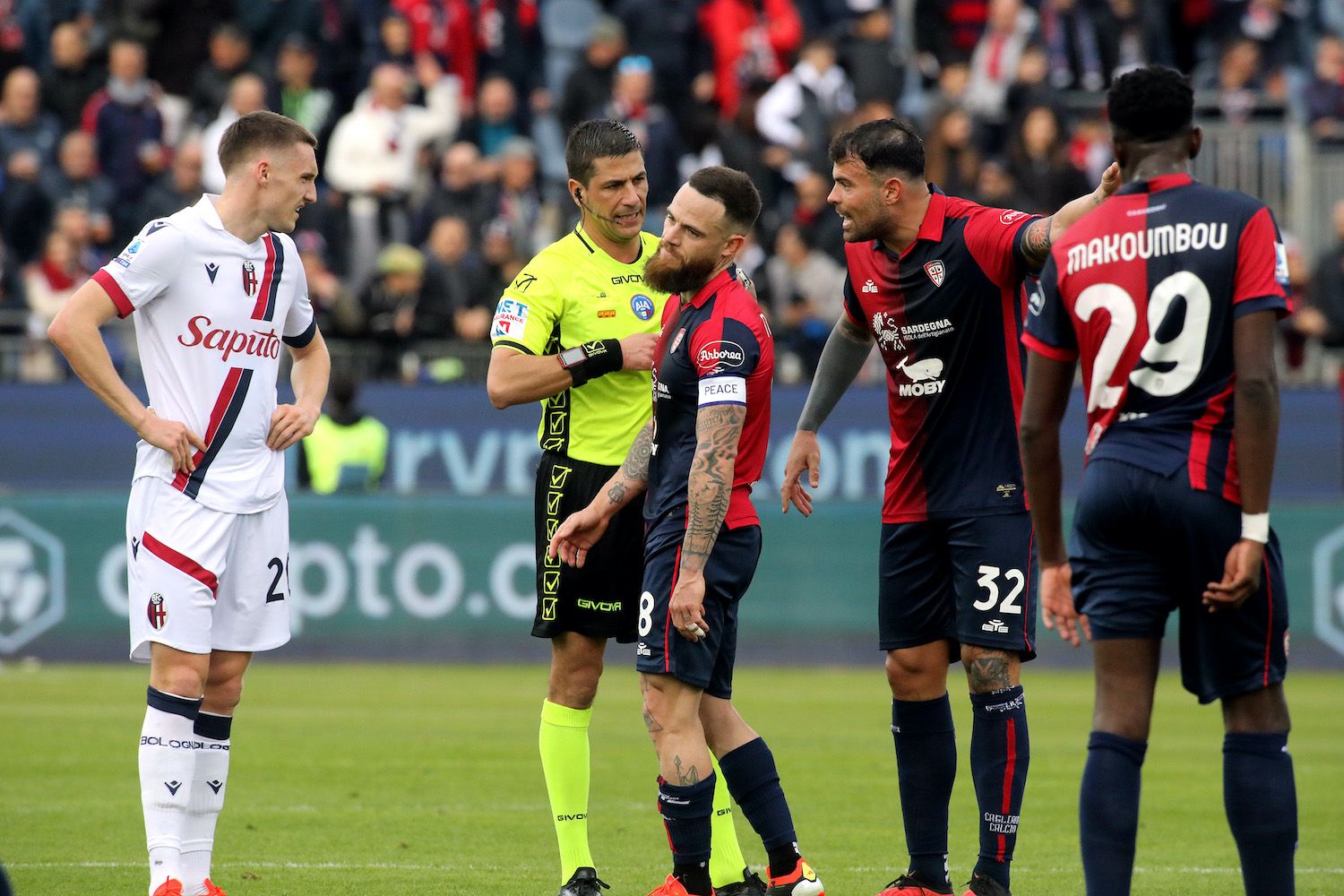 Cagliari-Bologna, rivivi la moviola: due gol convalidati dopo controllo