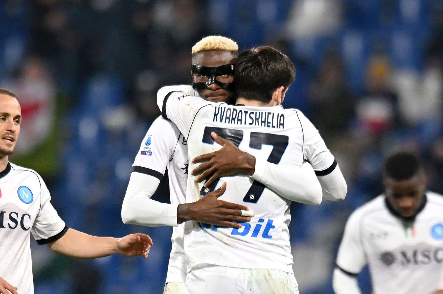 osimhen.napoli.kvaratskhelia.abbraccio.2023.24.jpg