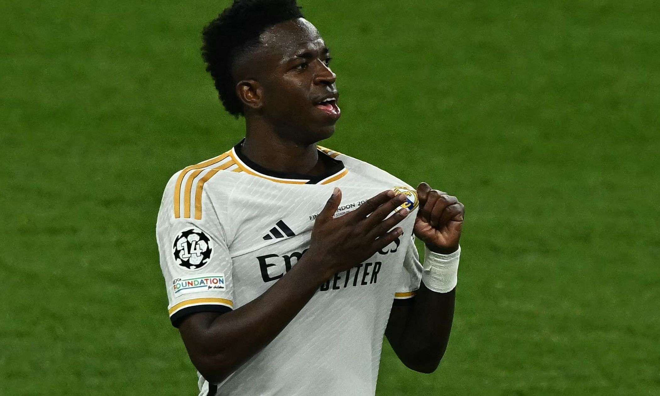 vinicius.real.madrid.2023.24.champions.bacio.stemma.jpg