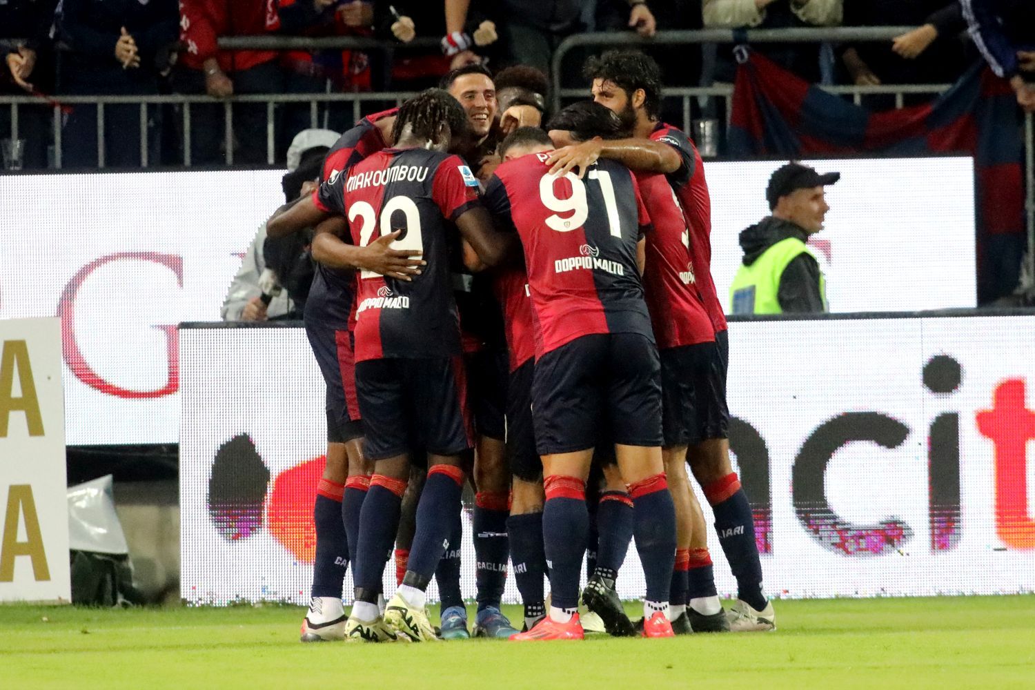 Clamorosa rimonta del Cagliari, 3-2 la Torino. Vanoli perde ancora