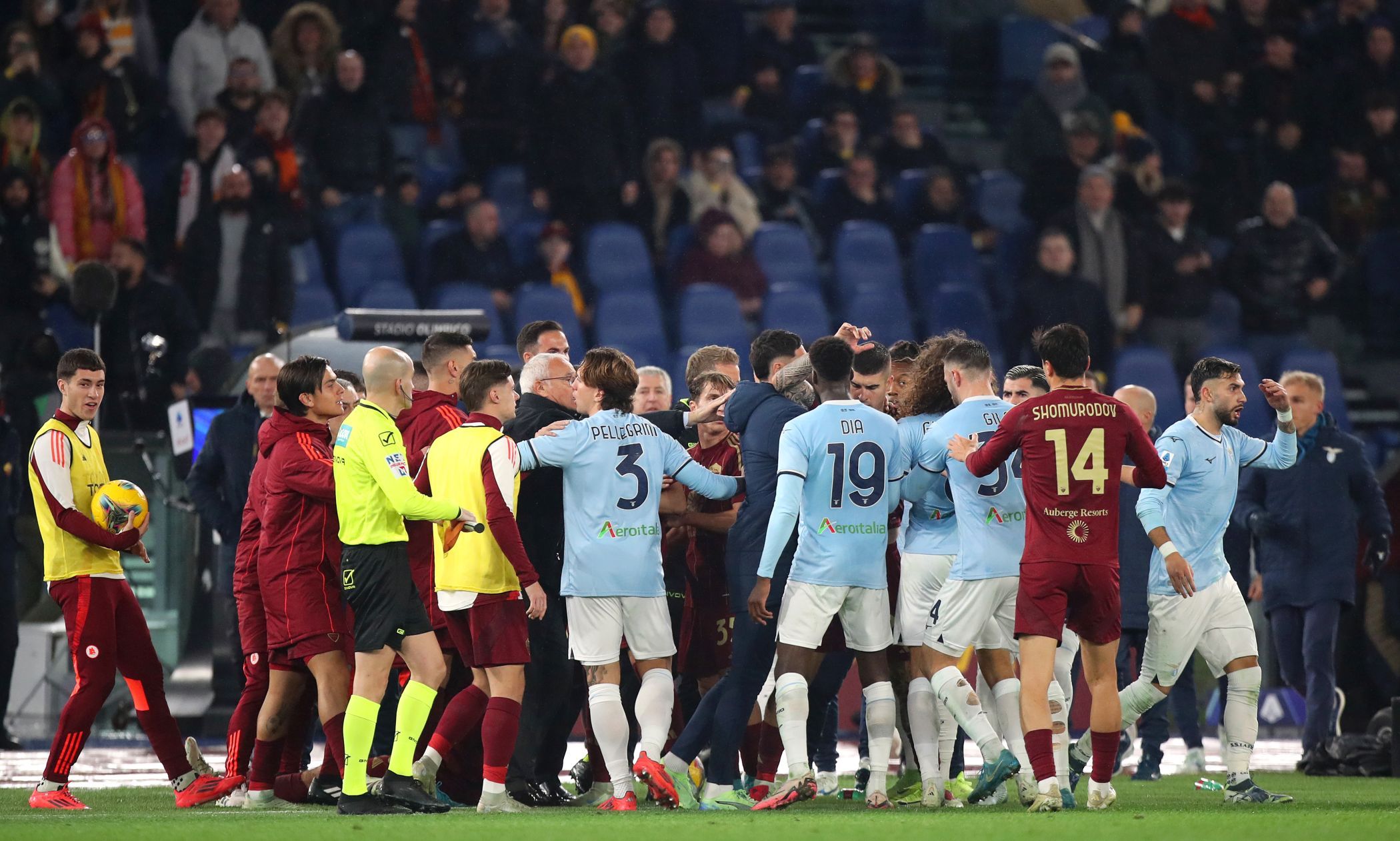 Roma-Lazio, rissa nel finale: espulso Castellanos dopo un fallo di ...