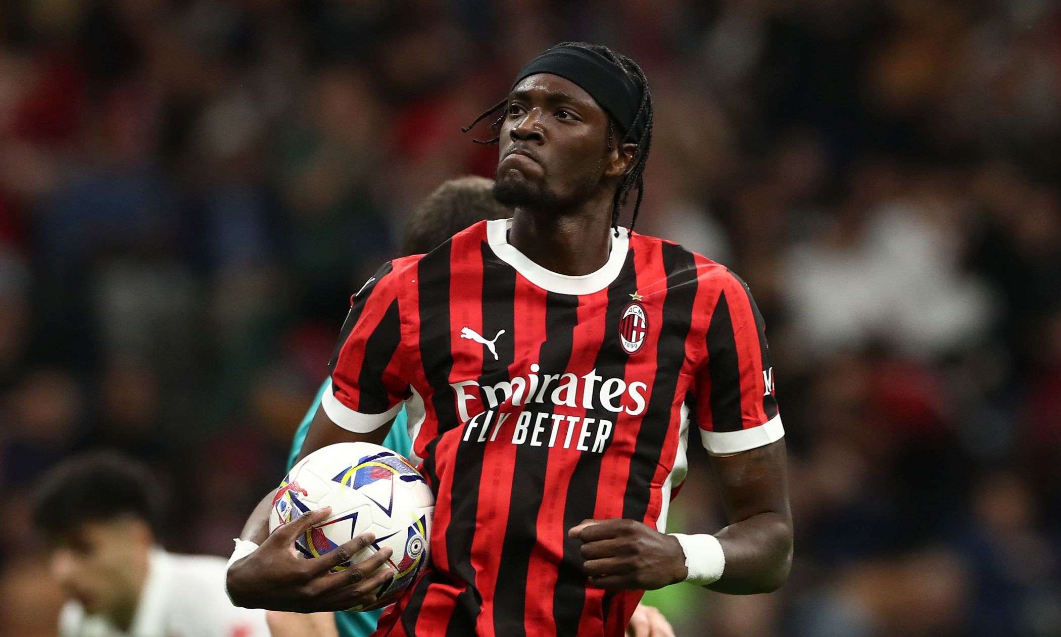 abraham.milan.2024.25.pallone.mano.fiorentina.jpg