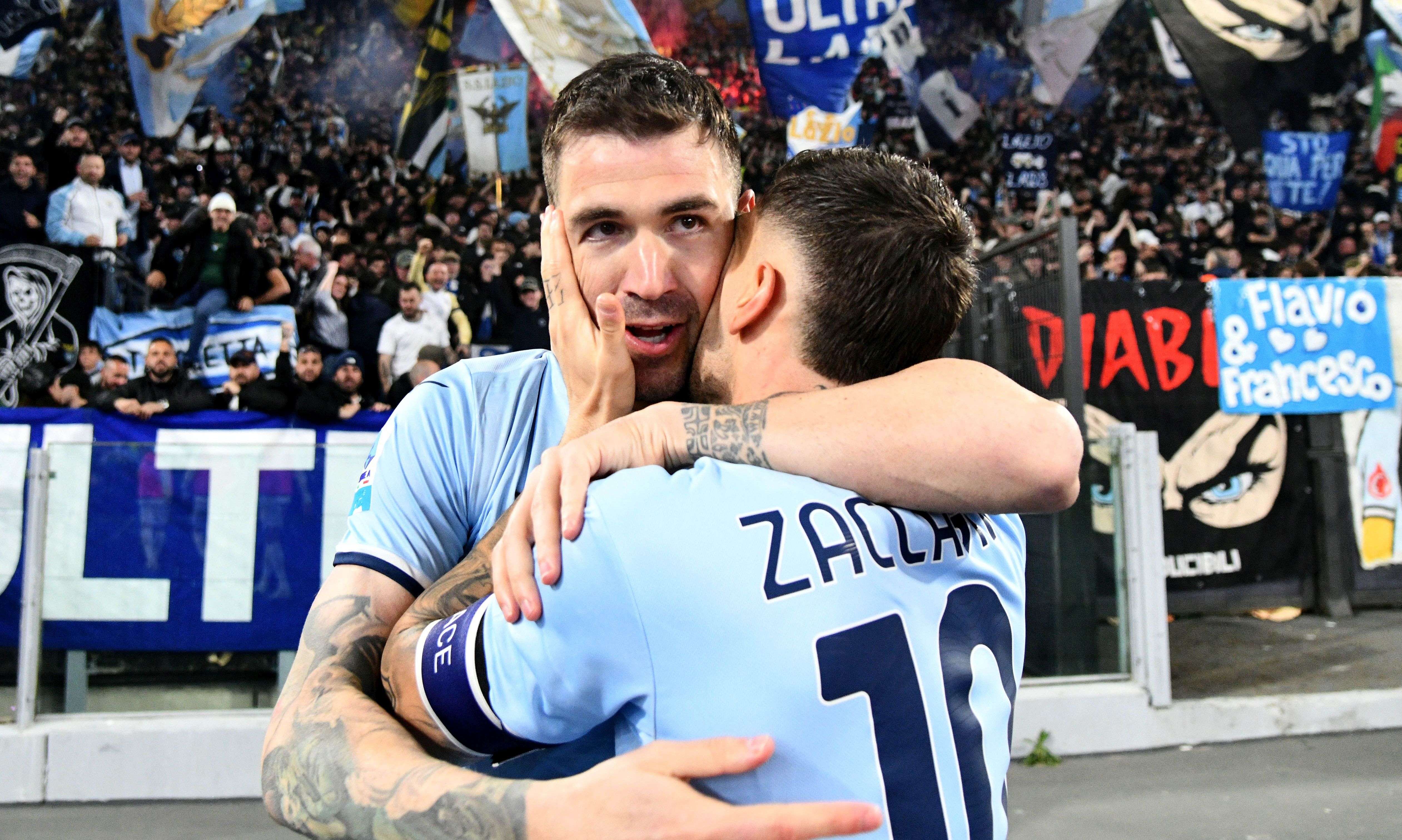 romagnoli.zaccagni.lazio.abbraccio.2025.jpg