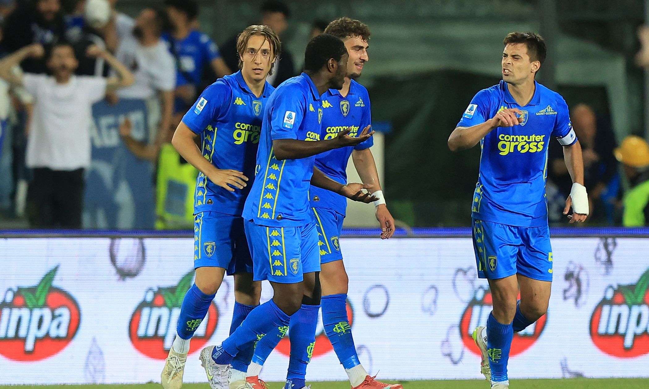 fazzini.empoli.2024.25.esultanza.gruppo.jpg