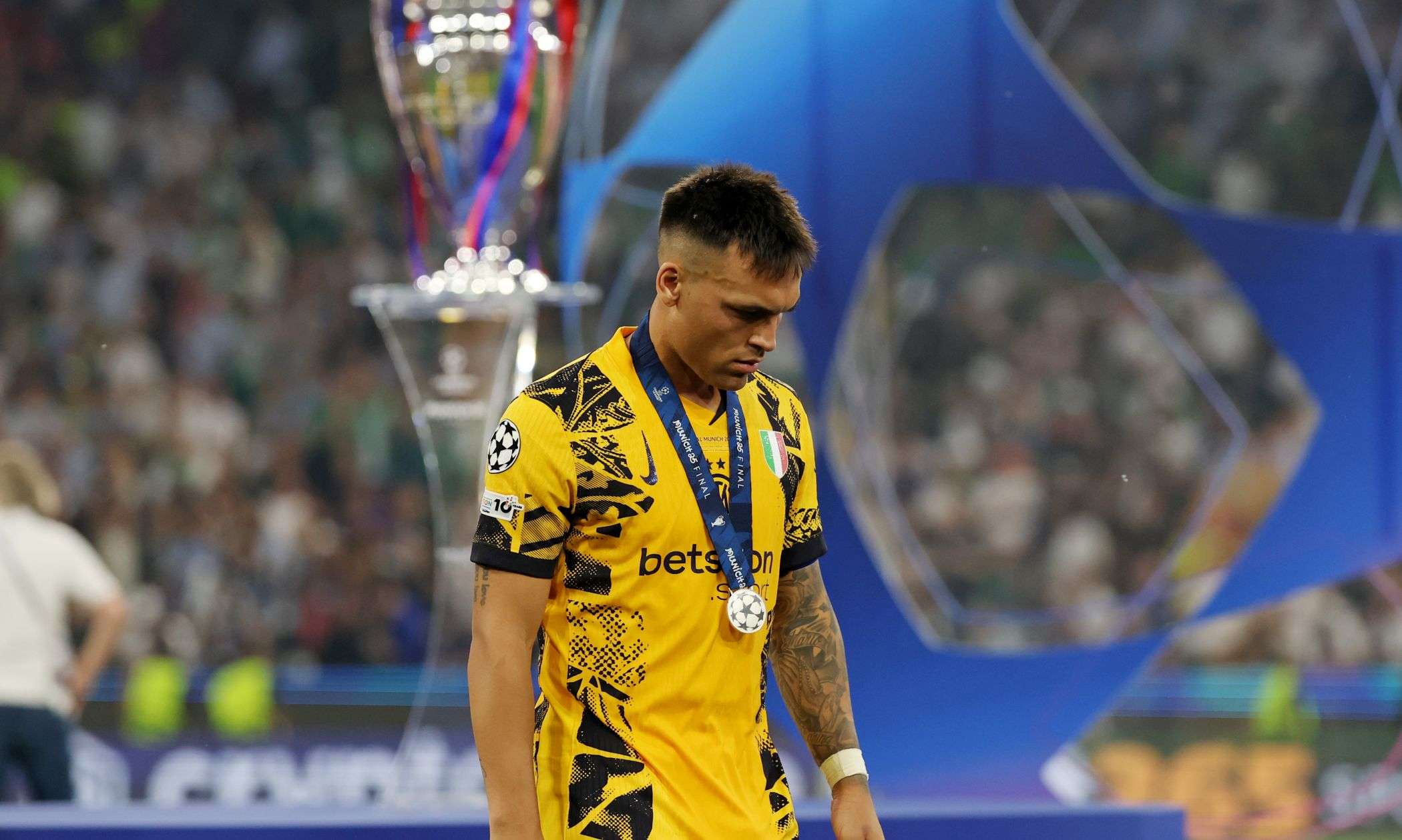 lautaro.inter.2024.25.testa.bassa.champions.jpg