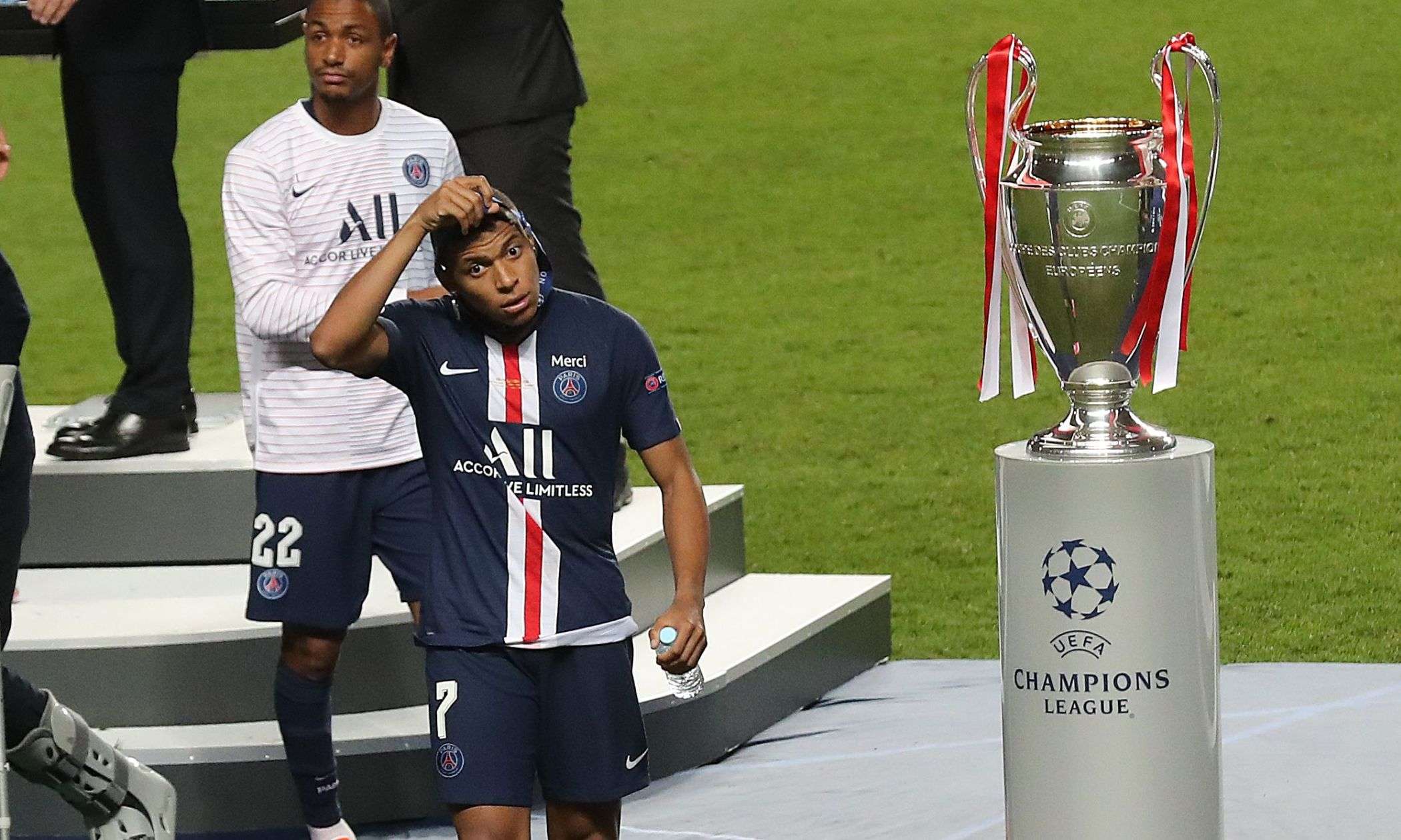 mbappe.psg.bayern.2020.champions.medaglia.jpg