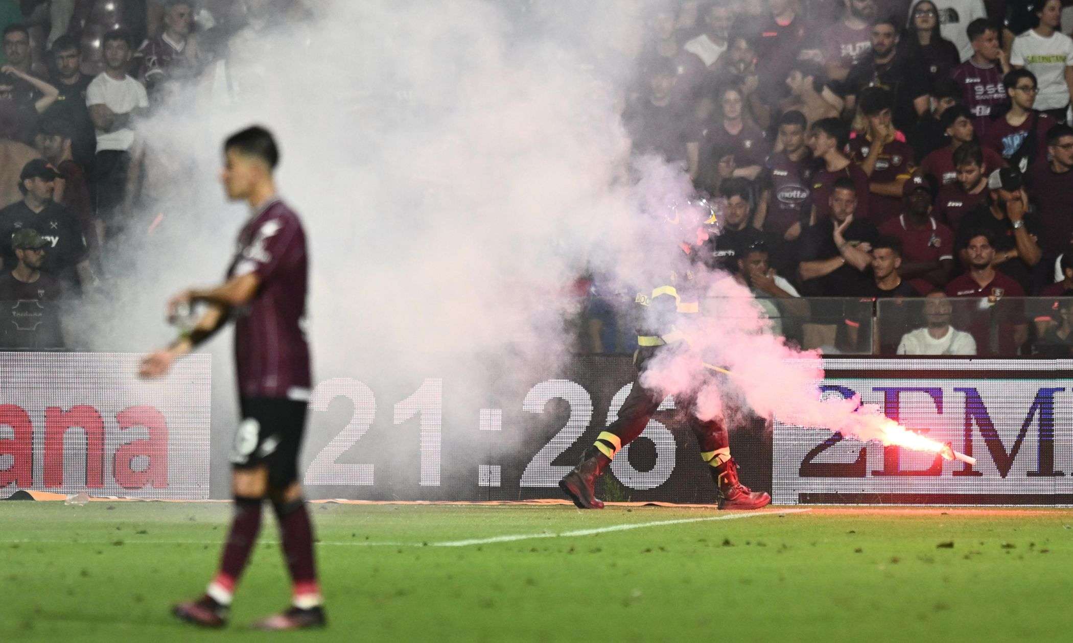 salernitana.sampdoria.2025.playout.fumogeno.sospesa.jpg