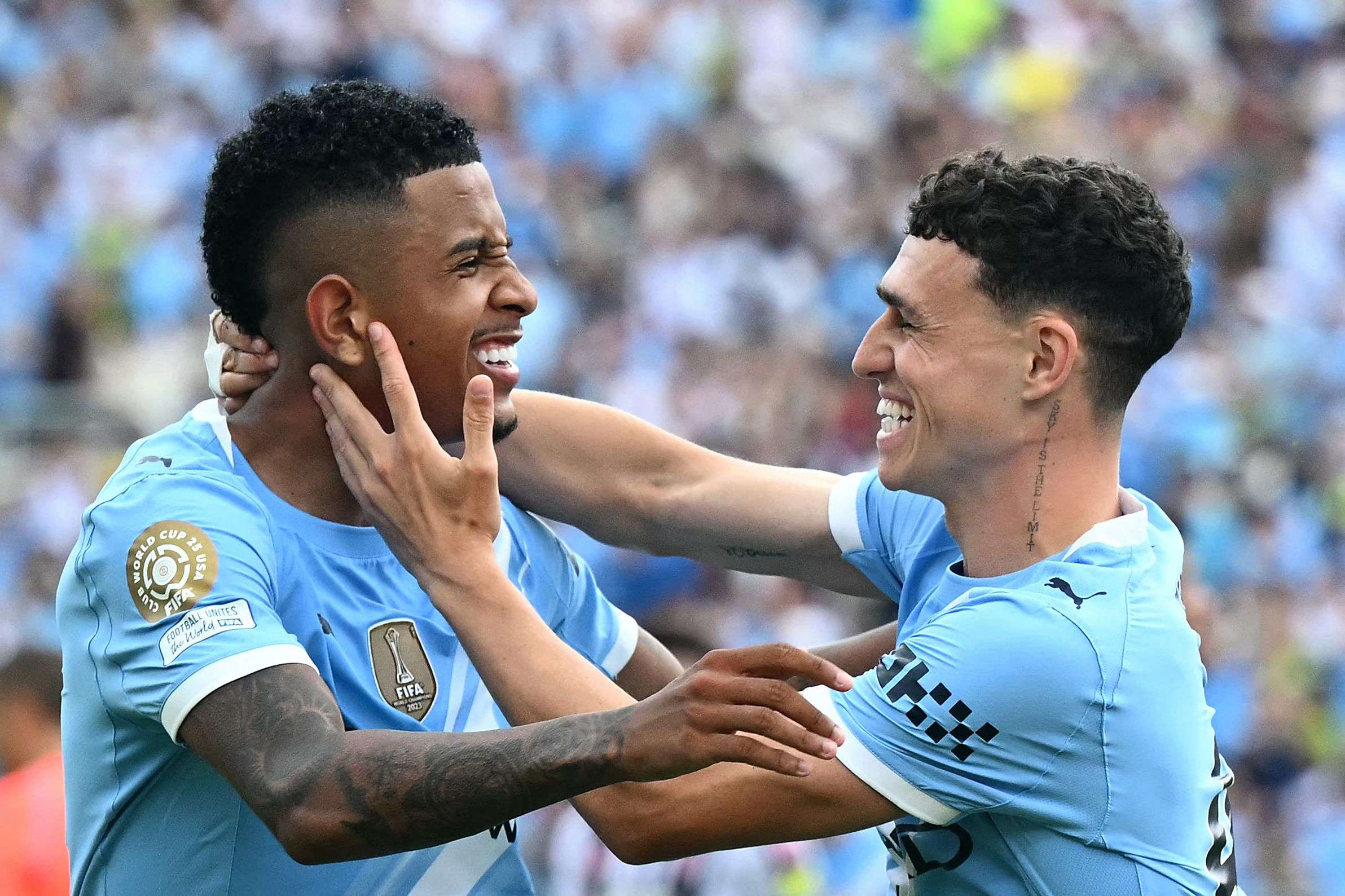 savinho.foden.abbraccio.manchester.city.2025.jpg