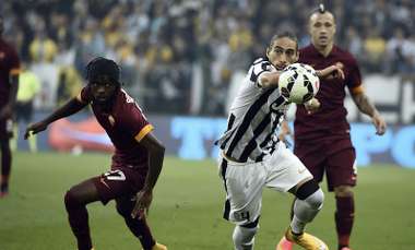 caceres.juve.duello.gervinho.2014.2015.jpg