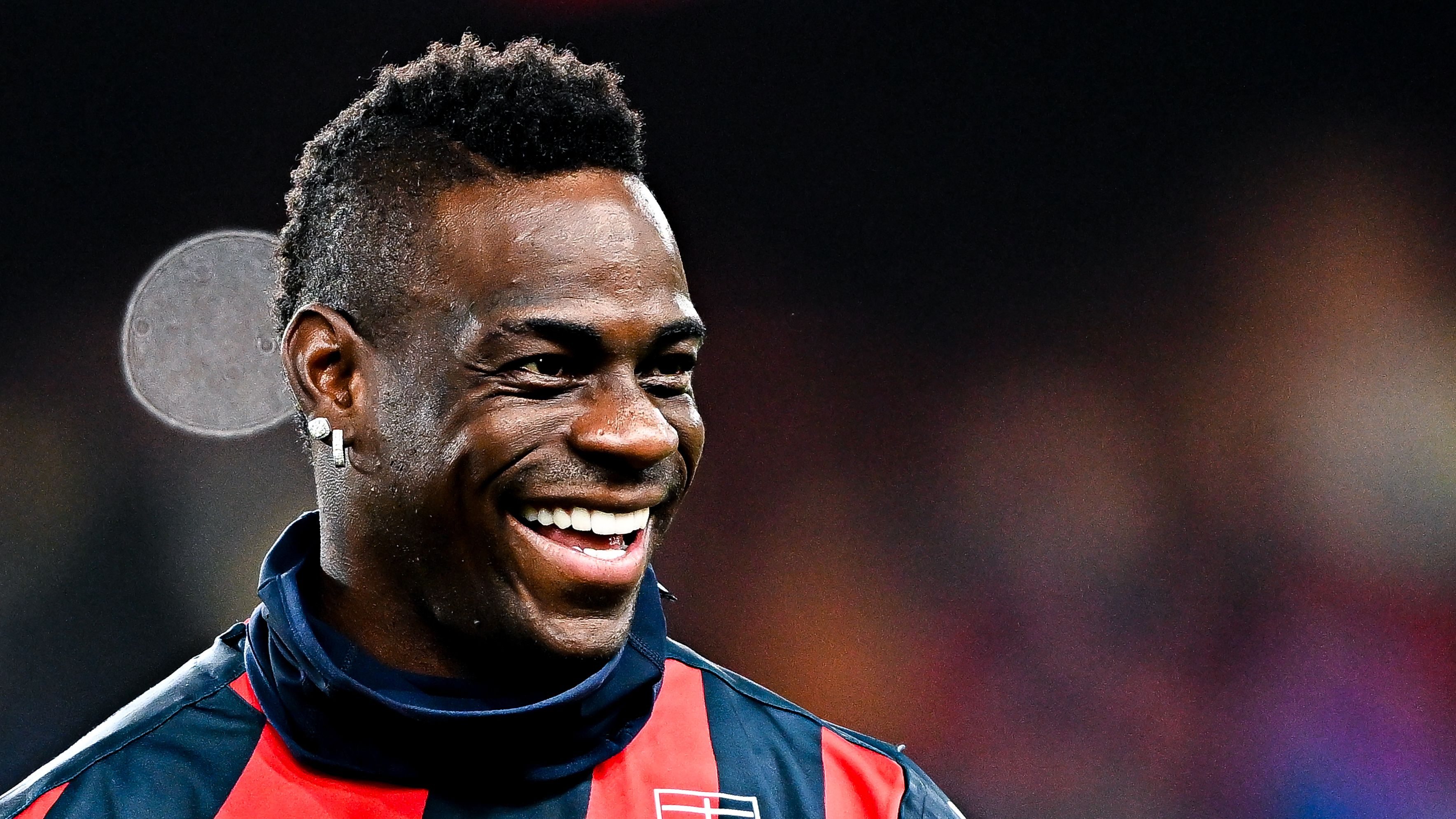 Balotelli non può rientrare a Dubai, può giocare col Chievo Verona nel girone del Milan Futuro? Si sta allenando con Douglas Costa e compagni: cosa dice il regolamento